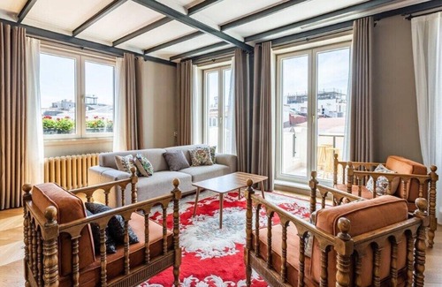Taksim Apartment | This apartment is a 4 bedroom(s), 2.5 bathrooms, located in Beyoğlu, İstanbul.