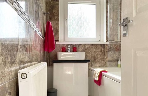 Motherwell Apartment | This apartment is a 2 bedroom(s), 1 bathrooms, located in North Lanarkshire, Scotland.