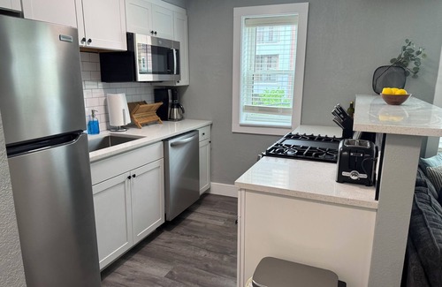 Country Club Plaza Area Apartment | This apartment is a 1 bedroom(s), 1 bathrooms, located in Kansas City, MO.