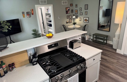 Country Club Plaza Area Apartment | This apartment is a 1 bedroom(s), 1 bathrooms, located in Kansas City, MO.