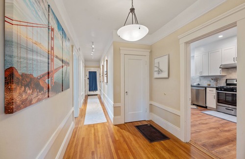 Inner Richmond Apartment | This apartment is a 2 bedroom(s), 1 bathrooms, located in San Francisco, CA.