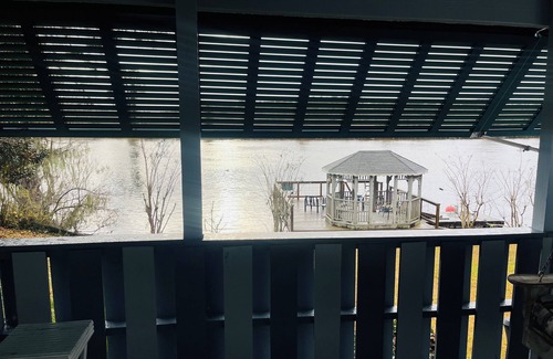 Georgetown House | This beautiful 3-bedroom 2-bathroom Riverfront home is a great place to unwind.