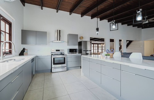 Pos Chiquito House | This beautiful 4-bedroom, 3-bathroom home is just a 2-minute walk from the crystal-clear ocean.