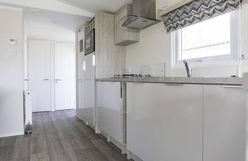 Sint Maarten House | This beautiful chalet is located on the edge of the park overlooking one of the oldest dikes in the Netherlands: the Valkkogerdijk.