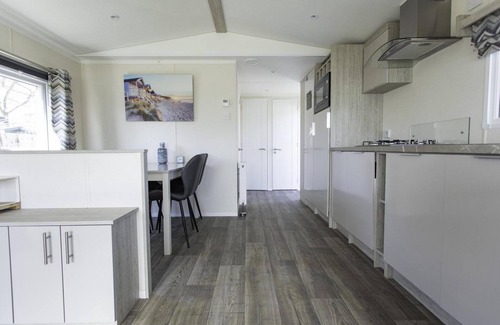 Sint Maarten House | This beautiful chalet is located on the edge of the park overlooking one of the oldest dikes in the Netherlands: the Valkkogerdijk.