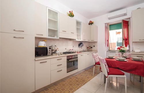 Monteverde Nuovo Apartment | This bright apartment on the 1st floor (without elevator) is located south of the center of Rome.