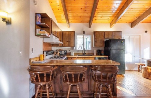 Sugarloaf Cabin | This cabin is a 2 bedroom(s), 2 bathrooms, located in Big Bear, CA.
