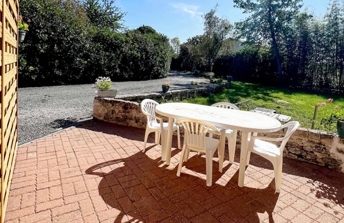 Coulon House | This charming and cozy vacation home welcomes you in the middle of nature.