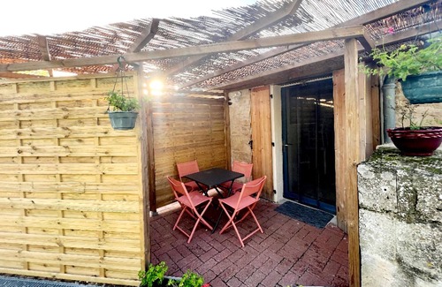 Coulon House | This charming and cozy vacation home welcomes you in the middle of nature.