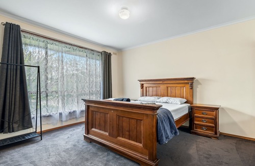 Canadian House | This charming & cozy 4BR house is your next best bet for your family getaway!