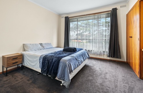 Canadian House | This charming & cozy 4BR house is your next best bet for your family getaway!