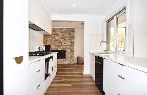 Tootgarook House | This fantastically positioned beach side home (sleeping 9-11 guests)