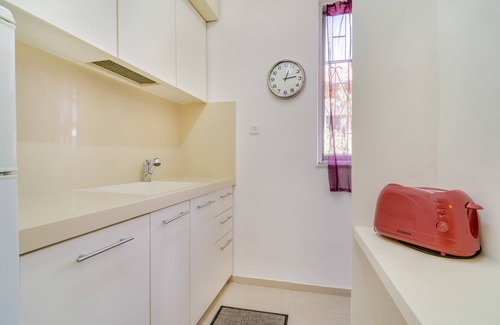 Emek Refaim Apartment | This first floor one bedroom apartment is a quiet retreat for busy tourists