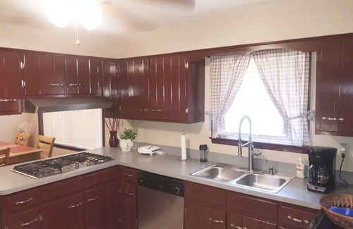 Whitehaven House | This home is literally a five minute walk from Elvis Presleys Graceland