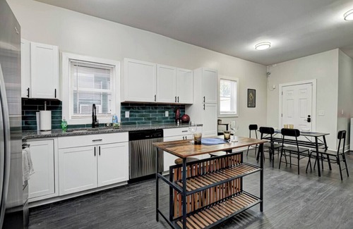 Fountain Square House | This house is a 2 bedroom(s), 2 bathrooms, located in Indianapolis, IN.