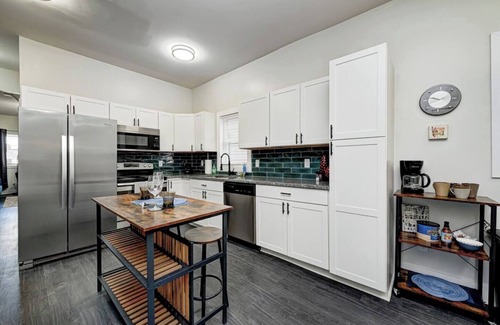 Fountain Square House | This house is a 2 bedroom(s), 2 bathrooms, located in Indianapolis, IN.