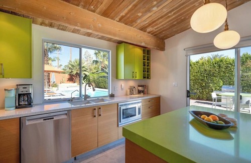 Racquet Club Estates House | This house is a 2 bedroom(s), 2 bathrooms, located in Palm Springs, CA.