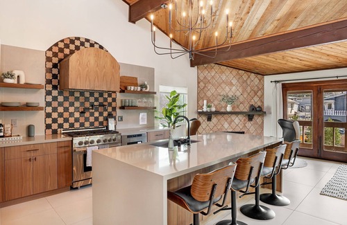 Venice House | This house is a 3 bedroom(s), 2.5 bathrooms, located in Los Angeles, CA.