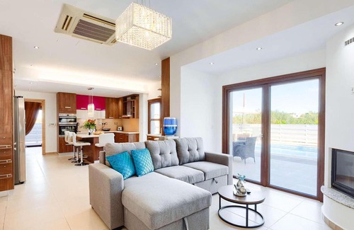 Prodromi House | This is a beautiful villa centrally located in Polis, on the outskirts of the charming fishing villa