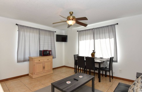 South Daytona House | This is a cozy up stairs one bedroom 5 min walk from riverfront