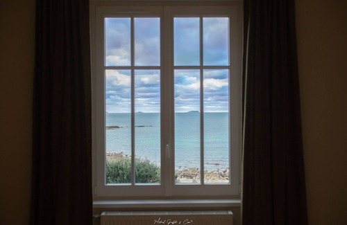 Le Ru Villa | This magnificent 18th-century manor house on the GR34 is known as "Maison de la mer".