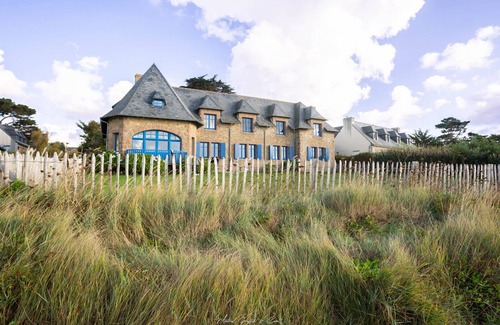 Le Ru Villa | This magnificent 18th-century manor house on the GR34 is known as "Maison de la mer".