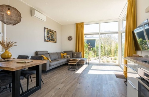 Burgh-Haamstede House | This modern 4-person chalet is located on a spacious plot on the edge of the park. Through the slidi