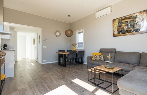 Burgh-Haamstede House | This modern 4-person chalet is located on a spacious plot on the edge of the park. Through the slidi