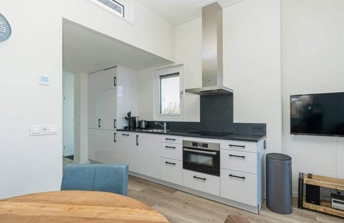 Burgh-Haamstede House | This modern chalet with 'Beach style' finish is located on a spacious plot and suitable for 4 people