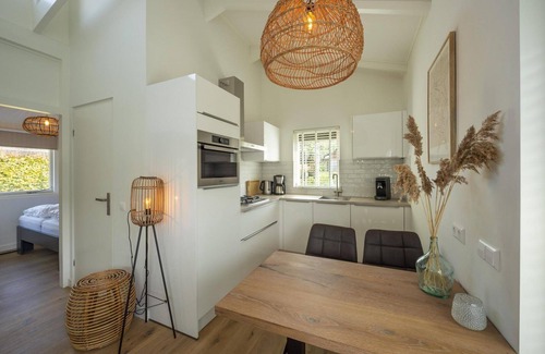 Ouddorp House | This romantic holiday home is located in the middle part of the quiet and green park Toekomst in the middle of the Kop van Goeree