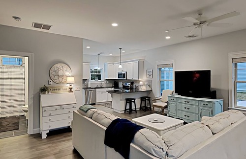 Arundel Cottage | This sunny cottage close to beaches is perfect for your vacation.