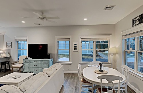 Arundel Cottage | This sunny cottage close to beaches is perfect for your vacation.