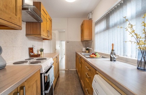 Smethwick House | This terraced house comes with 3 bedrooms, free on-street parking & garden.