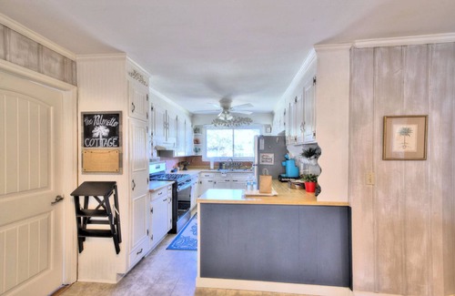 Greer House | This urban cottage is walkable to dining, shopping and more! Pet friendly