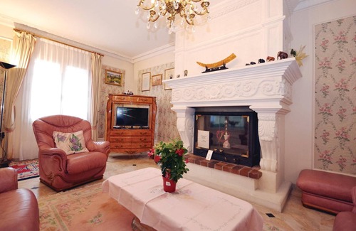 Violes House | This vacation home is a pretty detached villa on the edge of a pretty village in Vaucluse.
