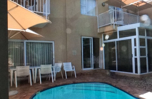 Paarl House | This warm, homely modern Guesthouse lies within the Paarl Wineland's