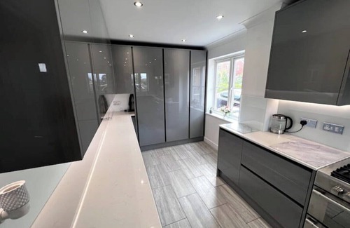 Seasalter House | Thistle House - hot Tub, Parking