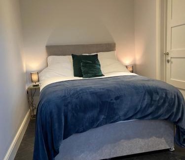 Hemel Hempstead Apartment | Thistle Lodge - Quiet Garden lodge with off road parking