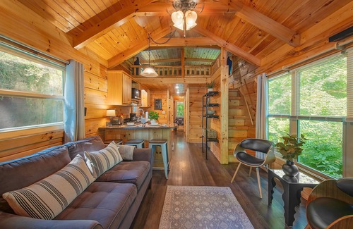Lookout Valley Neighborhood Association Apartment | Thomas Cabin | Forest Tiny Cabin with Hot Tub
