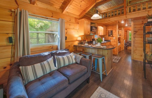Lookout Valley Neighborhood Association Apartment | Thomas Cabin | Forest Tiny Cabin with Hot Tub