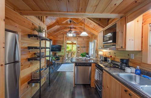 Lookout Valley Neighborhood Association Apartment | Thomas Cabin | Forest Tiny Cabin with Hot Tub