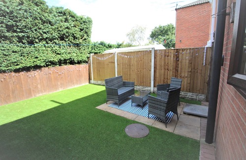 Thorne House | Thorne - Newly Refurbished - Garden & Parking-Quiet Cul De Sac Location