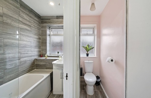 Abbey Wood House | Three Bed Luxury Home in London 7 mins from train station