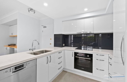 Kangaroo Point Apartment | Three Bed, Two Bath, Parking, Wifi, Pool, Gym-walk to Ferry and Bridge to City