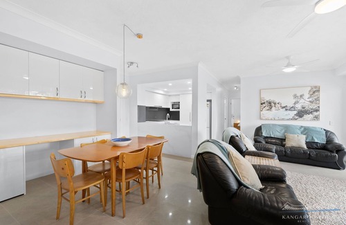 Kangaroo Point Apartment | Three Bed, Two Bath, Parking, Wifi, Pool, Gym-walk to Ferry and Bridge to City
