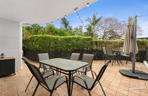 Kangaroo Point Apartment | Three Bed, Two Bath, Parking, Wifi, Pool, Gym-walk to Ferry and Bridge to City