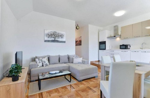 Gornji Karin Apartment | Three Bedroom apartment with Terrace and Swimming pool
