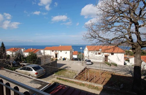 Njivice Apartment | Three bedroom apartment with terrace and sea view Njivice, Krk (A-21858-b)