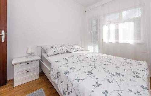 Unesic House | Three-Bedroom Holiday Home In Unesic