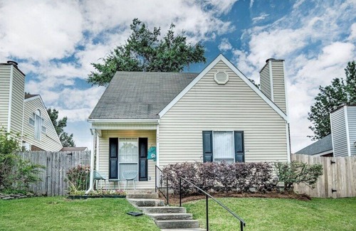 Ridgeland House | Three Bedroom House Getaway by the Reservoir